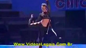 Гибкая девушка стреляет из лука - смотреть видео (1:11)