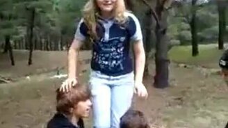 Подростки тренируются прыгать - смотреть видео (0:08)