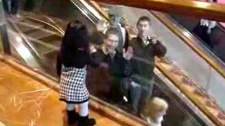 Девочка и эскалатор - смотреть видео (2:01)