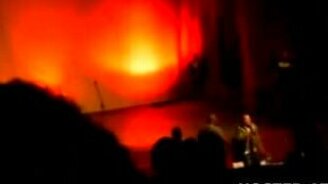 Свалился со сцены - смотреть видео (1:02)