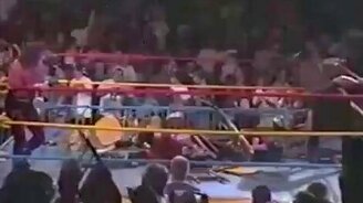 Забросали стульями - смотреть видео (1:30)