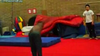 Парень как юла - смотреть видео (0:34)