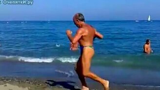 Смешной атлет на пляже - смотреть видео (0:12)