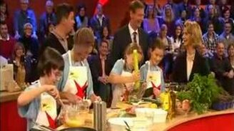 Детишки готовят - смотреть видео (1:07)