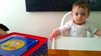 Малыш и музыкальная игрушка - смотреть видео (0:15)