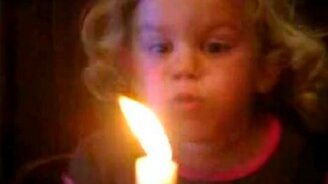 Девочка задувает свечу - смотреть видео (0:25)