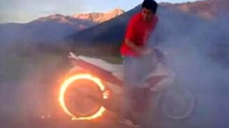 Воспламенил колесо у мотоцикла - смотреть видео (0:19)