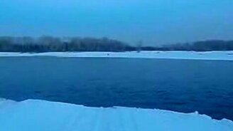 По воде на снегоходе - смотреть видео (1:17)