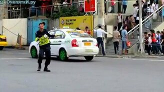 Суровые будни филиппинских регулировщиков - смотреть видео (3:55)