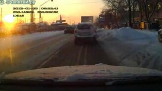 Женская попытка объехать пробку - смотреть видео (0:49)