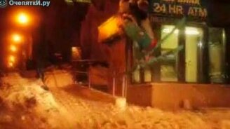 Лыжник повис на шесте - смотреть видео (0:35)