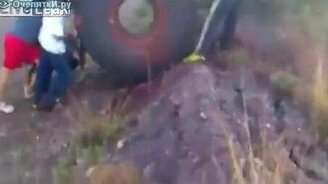 Скинули огромную шину с обрыва - смотреть видео (1:20)