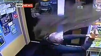 Дали отпор грабителям швабрами - смотреть видео (1:01)