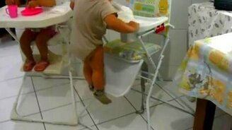 Малыш ловко залез в кресло - смотреть видео (0:40)