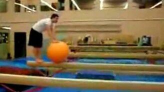 Недуачное балансирование на мяче - смотреть видео (0:32)