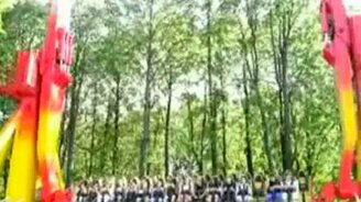 Оригинальный аттракцион в парке - смотреть видео (2:59)