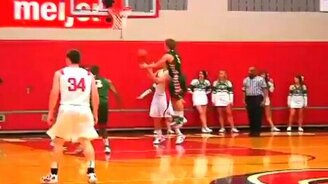 Удачный бросок не глядя - смотреть видео (0:24)