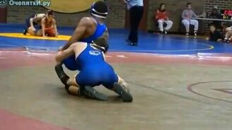 Ловкий приём в борьбе - смотреть видео (0:34)