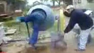 Развлечения в бетономешалке - смотреть видео (0:48)