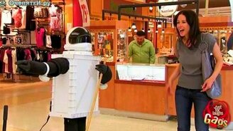 Шлепок по попе от робота - смотреть видео (1:29)