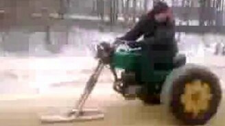 Гибрид снегохода и трактора - смотреть видео (0:24)