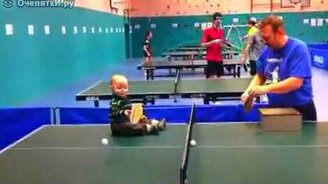 Малыш играет в пинг-понг - смотреть видео (1:35)