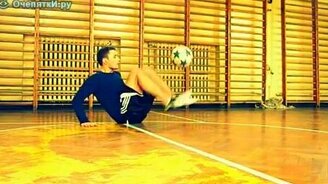 Трюкач с футбольным мячиком - смотреть видео (2:46)