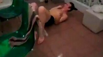 Покатался по полу - смотреть видео (0:28)