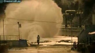 Лёд и шторм в Ялте - смотреть видео (3:30)