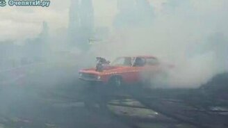 Трюкачи на Холден В8 - смотреть видео (2:24)