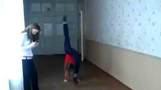 Девушка исполняет трюки - смотреть видео (0:08)