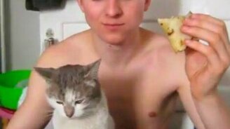 Искушая котяру - смотреть видео (0:57)