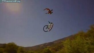 Прыжки велосипедистов в замедлении - смотреть видео (2:22)