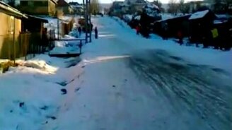 Выбили санками калитку - смотреть видео (1:09)