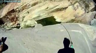 Прыжок с водопада вниз - смотреть видео (0:41)