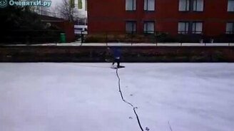 Эпический переход по льду - смотреть видео (0:44)