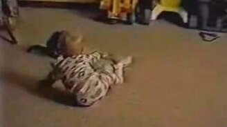 Малыш против котёнка - смотреть видео (1:02)