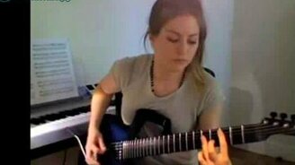 Девушка играет на электрогитаре - смотреть видео (1:52)