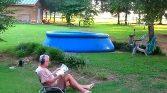 Выстрел в надувной бассейн - смотреть видео (0:30)