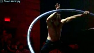 Удивительное выступление с обручем - смотреть видео (5:00)