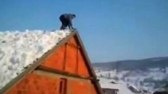 Прыжок с крыши в сугроб - смотреть видео (0:35)