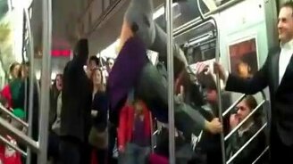 Трюкачка в метро - смотреть видео (0:32)