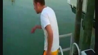 Краб на пальце - смотреть видео (1:18)