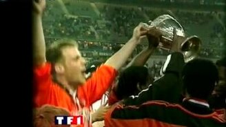 Смельчак шокирует прохожих - смотреть видео (5:01)