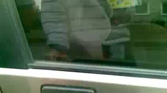 Запросто открыл машину - смотреть видео (0:35)