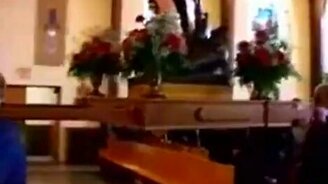 Не удержали статую на себе - смотреть видео (0:38)