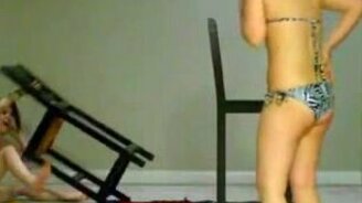 Падение со стула девушки - смотреть видео (0:40)