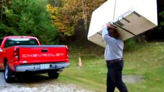 В одиночку поднял холодильник - смотреть видео (0:27)