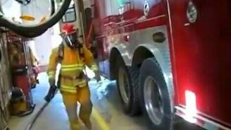 Шланг поставил пожарнику подножку - смотреть видео (0:12)