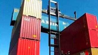 Неудачная погрузка тяжёлого контейнера - смотреть видео (2:47)